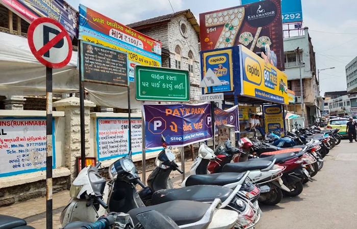 સુરતના રસ્તા પર નો-પાર્કિંગ બોર્ડ નીચે જ લાગેલા પે એન્ડ પાર્કના બોર્ડથી તંત્રની કામગીરી સામે પ્રશ્નો
