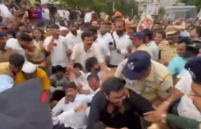 મરાઠી વિવાદ: મુંબઈના રસ્તા પર વેપારીઓ vs MNS, પોલીસે ટિંગાટોળી કરી કાર્યકરોને ડિટેઇન કર્યા