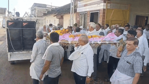 સાવરકુંડલામાં ડીજેના તાલે દાનવીર વિઠ્ઠલબાપાની અંતિમયાત્રા નીકળી, સ્મશાનમાં ભજન-કિર્તન કરાયા