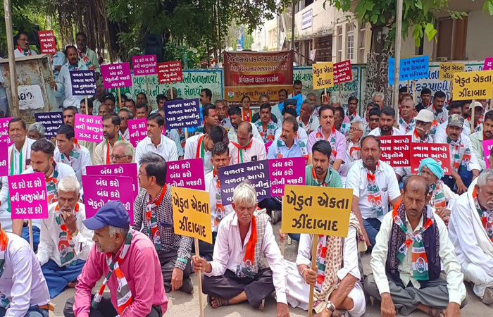 પાક નુકસાનીનું વળતર નહીં મળતા કલેકટર કચેરી સામે ખેડૂતો અને કોંગ્રેસના ધરણા