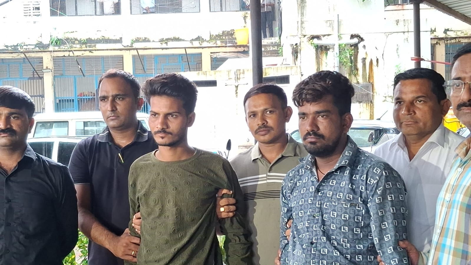 વાડજમાં વૃદ્ધાની હત્યા કરનાર પાડોશી સહિત બે આરોપીઓને ઝડપી લેવાયા