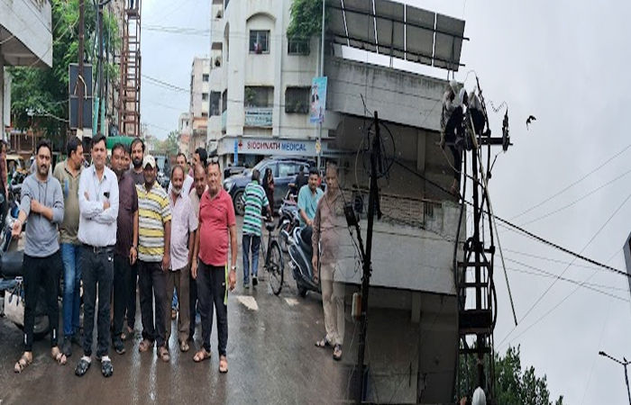 જામનગરમાં દિગ્વિજય પ્લોટ વિસ્તારમાં વરસાદ દરમિયાન 18 કલાક સુધી વીજ વિક્ષેપ થતાં સ્થાનિકોમાં ભારે નારાજગી