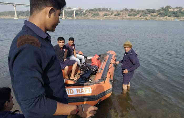 વડોદરા: આર્થિક ભીંસના કારણે એકબીજાને ભેટી બ્રિજ પરથી કૂદી પડેલા બન્ને મિત્રોની લાશ મળી