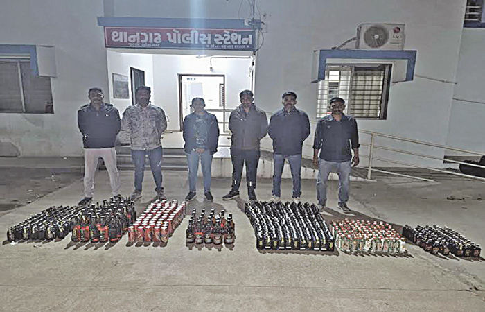 થાનમાં ખાખરાળી ચોકડી પાસેથી રૂ. 2.56 લાખનો દારૂ ઝડપાયો