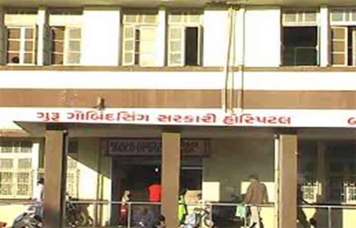 જામનગરની મેડિકલ કોલેજના 24 તબીબોને અમદાવાદની સિવિલ હોસ્પિટલમાં કોરોના વોરીયર તરીકે મોકલાવ્યા પછી બે તબીબો કોરોનાની ઝાપટે ચડયા