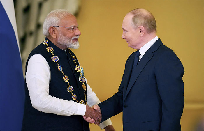 સર પે લાલ ટોપી રૂસી .