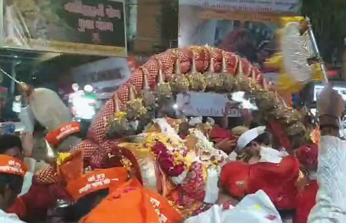 વડોદરા: ભગવાન નરસિંહજીના વરઘોડામાં હજારો ભક્તો જાનૈયા બન્યા, ચાંદલા વિધિ માટે લાગી લાંબી કતાર