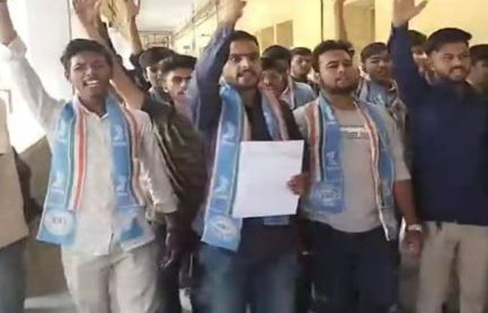 વડોદરા : પોલિટેકનિકમાં નિયત હાજરી નહીં હોવા છતાં માનીતા વિદ્યાર્થીઓની માત્ર 65 ટકા હાજરી હોવા છતાં પરીક્ષા માટે મંજૂરી આપ્યાના આક્ષેપ