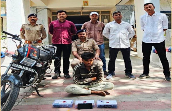 દ્વારકાના ઓખા મઢીમાંથી 1 કરોડના ચરસના જથ્થા સાથે શખ્સ ઝડપાયો