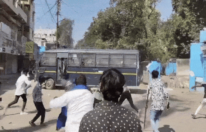 VIDEO: બંધારણના અપમાન મુદ્દે મહારાષ્ટ્રના પરભણીમાં હિંસા, આગચંપી-પથ્થરમારા બાદ ટીયરગેસનો મારો