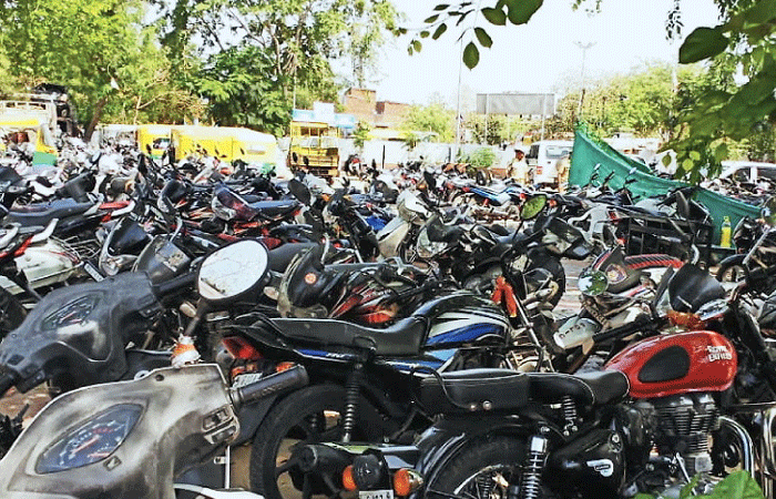 જામનગરના સીટી બી ડિવિઝન પોલીસ મથક પર ડિટેઇન થયેલા વાહનો છોડાવવા માટે ની કતાર