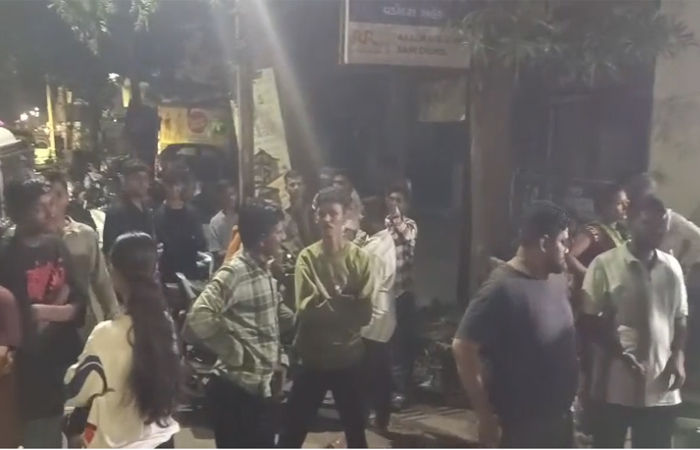 વડોદરાના રાજમહેલ રોડ ઉપર આમલેટની લારી પર ઓનલાઈન ફ્રોડની આશંકાએ એક શખ્સને ટોળાએ મેથીપાક ચખાડી પોલીસના હવાલે કર્યો