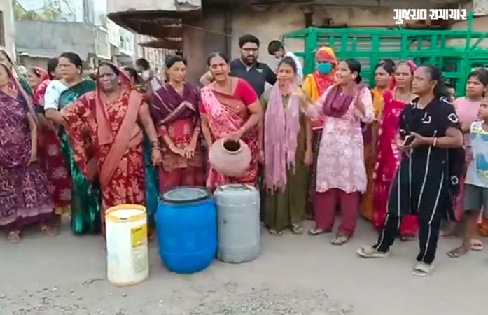 વડોદરામાં પાણીની સમસ્યાથી કંટાળેલા સ્થાનિકોએ માટલા ફોડ્યા, અનેક રજૂઆત પરંતુ નિવારણમાં ધાંધીયા