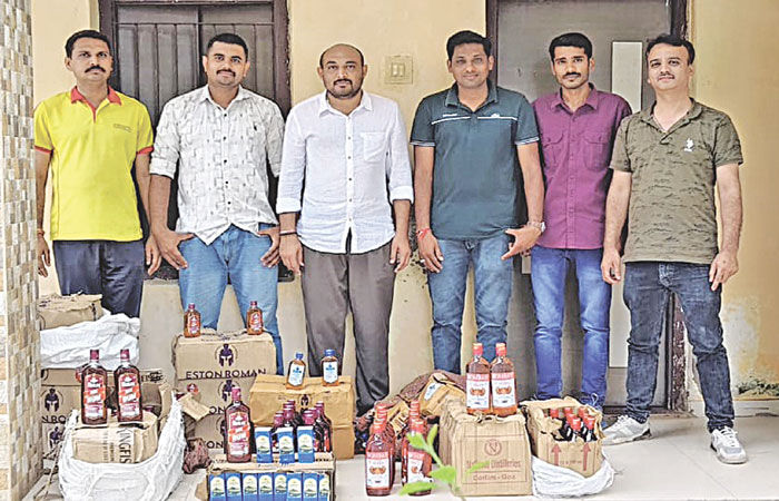 તલવણી ગામે રહેણાંક મકાનમાંથી રૃા.2.76 લાખનો દારૃ ઝડપાયો