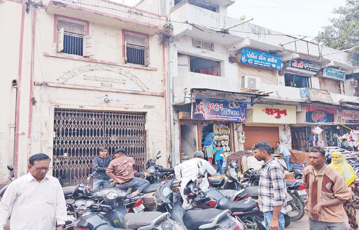 નડિયાદમાં પશુઓના હવાડાની જમીન ઉપર ગેરકાયદે દુકાનો તોડવાનો ઠરાવ અભેરાઈએ