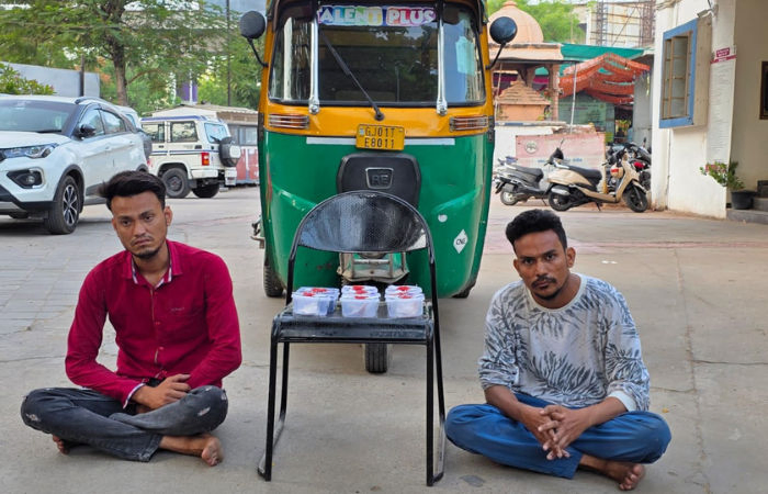 Two arrested with mephedrone worth over ₹5.50 lakh near IIMA