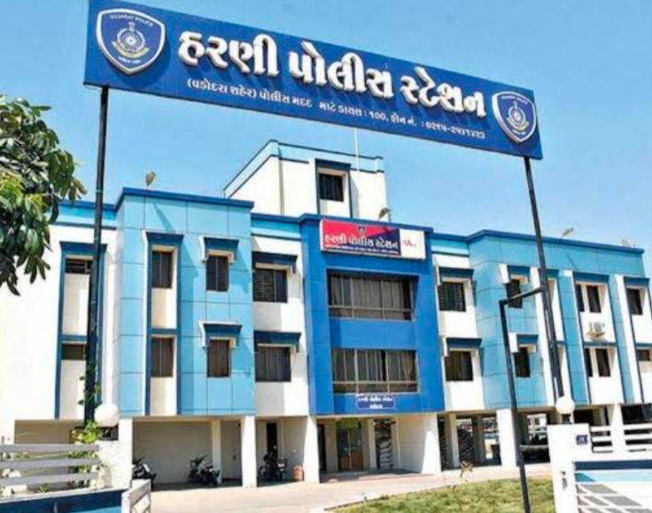 દેણા ચોકડીના બ્રિજ પાસે  બકરાં ભરેલી   ટ્રક રોકવાના મુદ્દે તકરાર થતાં જુદા જુદા બે ગુના નોંધાયા