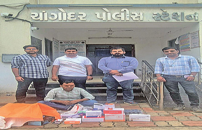 દવાખાનું ચલાવતો 12 પાસ બોગસ ડોક્ટર ઝડપાયો