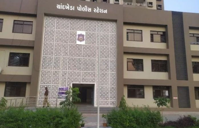 અમદાવાદ: 'ઘરે મારો મૃતદેહ જ પાછો આવશે', ચાંદખેડામાં ધોરણ 9ની વિદ્યાર્થિની ચિઠ્ઠી લખીને ગુમ