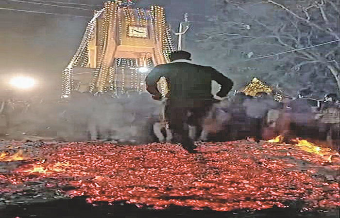 પલાણા ગામે હોળીના પર્વે અનોખી પરંપરા, ધગધગતા અંગારા ઉપર દોડયાં શ્રદ્ધાળુઓ