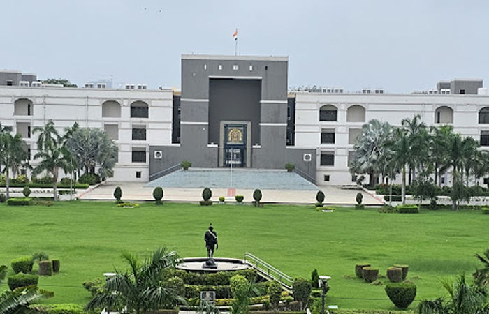 આસારામના આશ્રમની હાર: ગુજરાત હાઇકોર્ટે કહ્યું- 'નિયમો તોડ્યા છે, જમીન સરકારને સોંપવી જ પડશે'