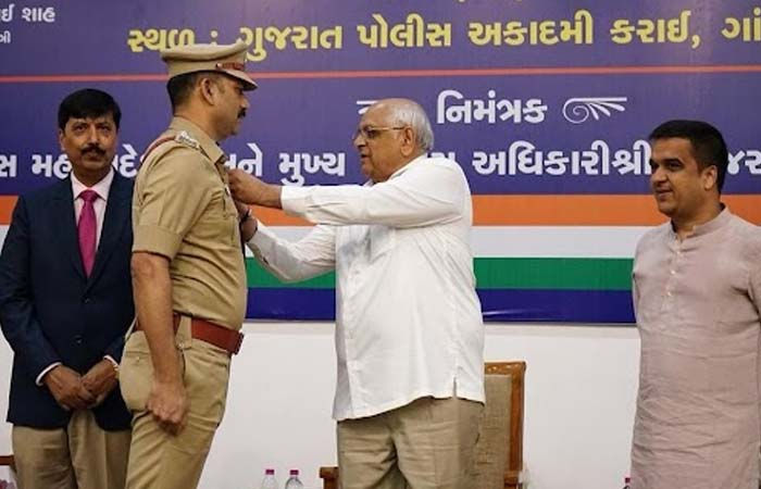 જામનગર ગ્રામ્યના ડીવાયએસપી રાજેન્દ્રકુમાર દેવધાને  ઉત્કૃષ્ટ સેવા બદલ મુખ્યમંત્રીના હસ્તે ચંદ્રક એનાયત થયો