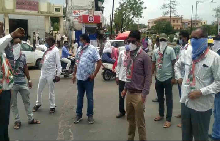 પેટ્રોલ-ડિઝલના ભાવ વધારાના વિરોધમાં મોડાસામાં કોંગ્રેસના દેખાવો યોજયા