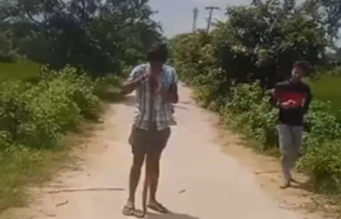 VIDEO : રીલ બનાવવાના ચક્કરમાં કોબરા સાપને મોઢામાં દબાવ્યો પછી જે થયું તે ડરામણું રહ્યું!