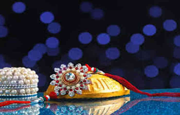 મુંબઈની બજારોમાં વડાપાવ, ડોનટ્સ, મેંદુવડા રાખડીઓની ધૂમ