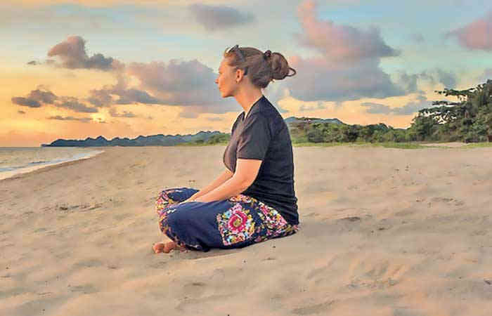 સુખ દુ:ખ મનમાં ન આણીએ, ઘટ સાથે રે ઘડિયાં...