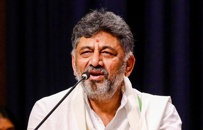'ગાંધી પરિવાર મારા માટે ભગવાન', RSSનું ગીત ગાવા પર વિવાદમાં આવેલા કોંગ્રેસના દિગ્ગજ નેતાએ માફી માગી