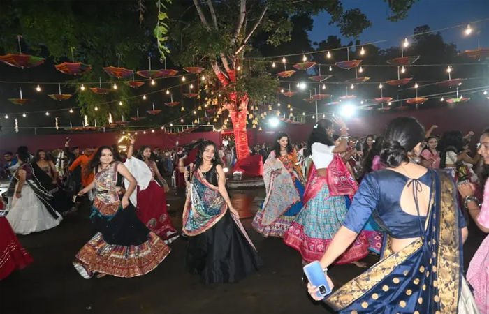 જામનગર શહેર અને આસપાસના વિસ્તારમાં ચાલતા નવરાત્રી મહોત્સવમાં ગઈકાલે મેઘરાજાએ ભંગ પાડ્યો