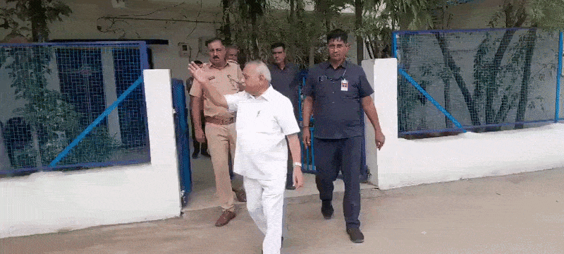 VIDEO:  કલોલ નજીક પૂર્વ નાયબ મુખ્યમંત્રી નીતિન પટેલને થયો ટ્રાફિક જામનો કડવો અનુભવ, પોલીસનો ઉધડો લીધો