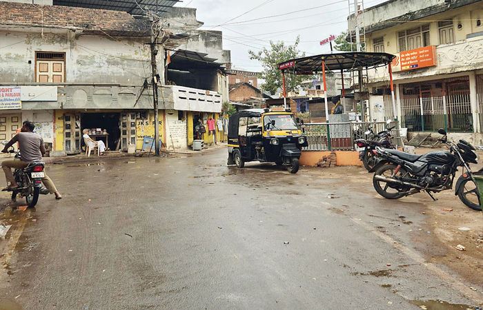 વહેલી સવારથી જ વાદળછાયો માહોલ છવાયો હતો