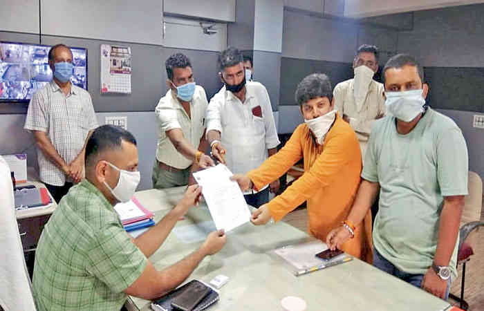વઢવાણ મહાનગરપાલિકા બનાવવા પાલિકાના વહીવટદારને આવેદનપત્ર