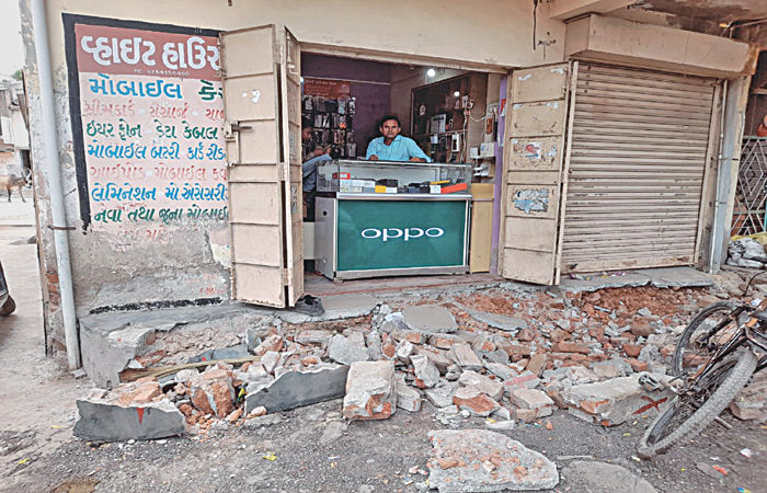 ધોળકા શહેરમાં પાકા દબાણો રહી ગયાને ઓટલા પગથીયાના દબાણ હટાવ્યા