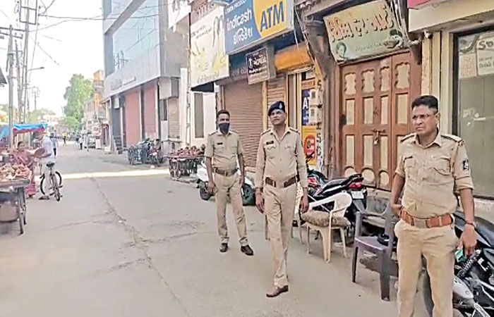 ઉમરેઠમાં તલવાર-લાકડીઓ લઇ ટોળું રોડ પર ઉતરી આવ્યું
