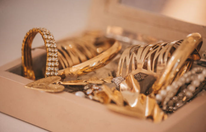 ₹80 lakh jewellery, bullion fraud case after parcel employee goes missing, Kalupur police register case
