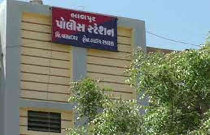 લાલપુર તાલુકાના સણોસરી ગામ પાસે ચાલી રહેલા રોડ-રસ્તાના કામ બાબતે કોન્ટ્રાક્ટર સાઇટના ઇન્ચાર્જ તથા સહ કર્મચારી ને ધાકધમકી