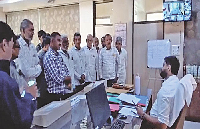 ગામના તળાવ ખાલી થઇ જતા કૂવામાંથી દૂર્ગધયુક્ત પાણીનું વિતરણ થતાં રોગચાળાની દહેશત