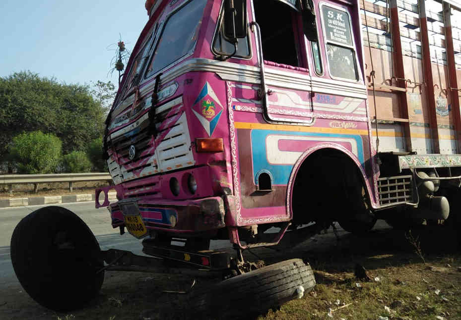 જાલત ગામે પાસે ટ્રક ચાલકે સ્ટેઇરિંગ પર કાબૂ ગુમાવતા અકસ્માતઃક્લિનરનું મોત
