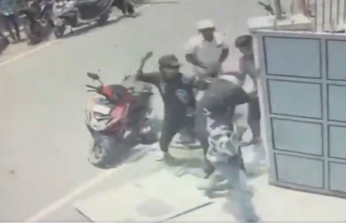 VIDEO : બેંગ્લુરુમાં જાહેરમાં પત્નીનું ગળું કાપવાની કોશિશ કરતાં પતિને રાહદારીઓએ ઢીબી કાઢ્યો