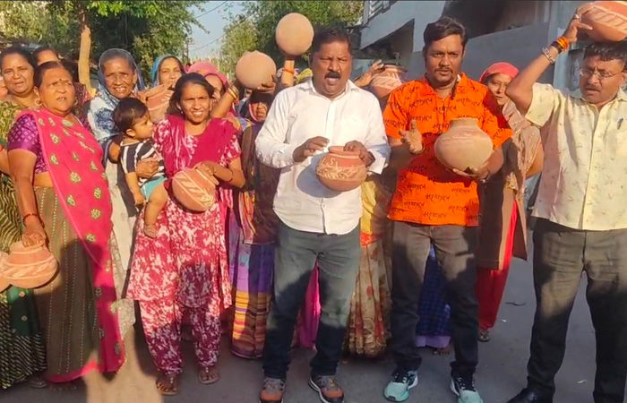 પરશુરામભઠ્ઠામાં પાણીની સમસ્યાથી ત્રસ્ત રહીશોએ માટલા ફોડ્યા