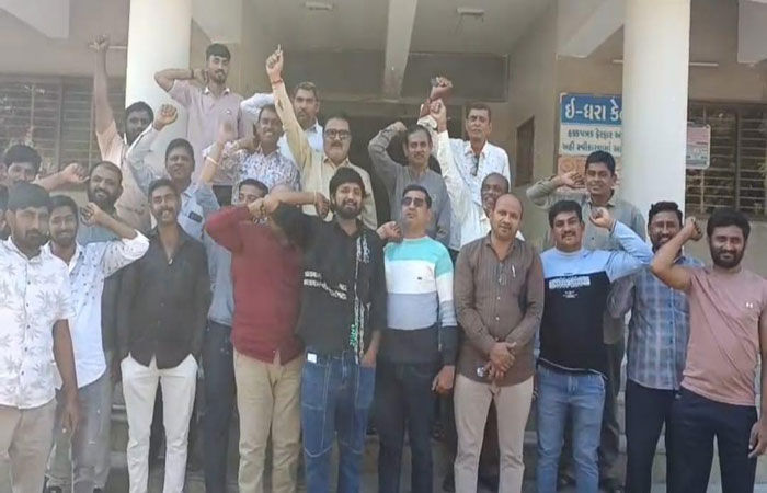 વઢવાણ મામલતદાર કચેરીમાં પાવરગ્રીડ કંપની સામે ખેડૂતોનો ઉગ્ર વિરોધ