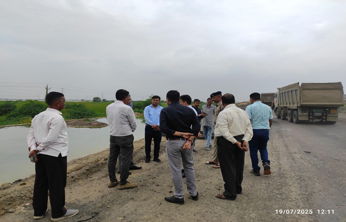 પ્રભારી સચિવ મુકેશ કુમારે પુલ પહોળો કરવાની કામગીરી ઝડપી બનાવવા સૂચના આપી