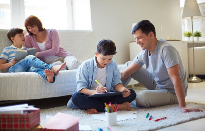 Parenting Tips: બાળકોને સ્ટ્રોંગ બનાવવા માટે પેરેન્ટ્સે પોતાની આ આદતોમાં પરિવર્તન કરવુ જરૂરી
