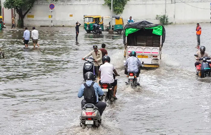 જામનગર જિલ્લાના કાલાવડ પંથકમાં મેઘરાજાની સટાસટી ગઈકાલે બપોરે બે કલાકમાં પાંચ ઇંચ વરસાદ ખાબકયો
