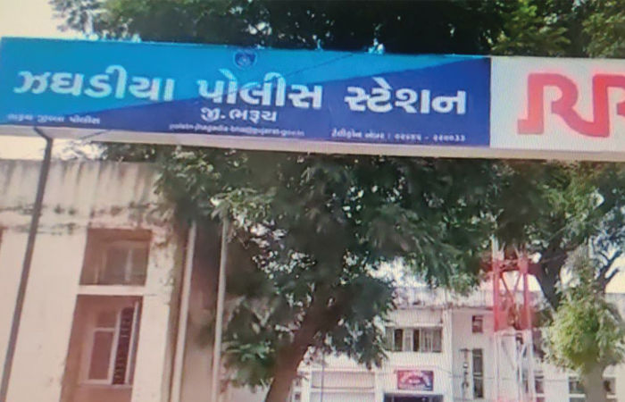 ભરૂચમાં ઝઘડિયાના મુલાદ ગામ પાસેથી ગૌરક્ષકોએ ક્રૂરતાપૂર્વક બાંધેલ 29 પશુઓ ભરેલો આયશર ટેમ્પો ઝડપી પાડ્યો, ચાલક ફરાર
