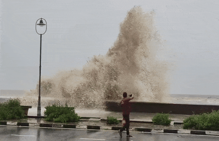 VIDEO: દમણનો વિકરાળ દરિયો: મોજાઓની ઊંચાઈ જોઈ લોકો દંગ રહી ગયા!