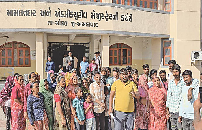 ન્હાવાના ઘાટની જગ્યાએ દૂધ મંડળી બનાવવા સામે ગ્રામજનોમાં વિરોધ